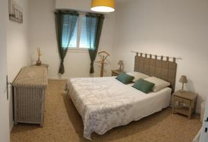 een slaapkamer met een groot bed met groene kussens bij T2 calme centre ville in Corte