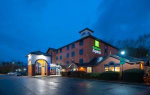 un hotel con un cartel en el lateral de un edificio en Holiday Inn Express Stafford by IHG, en Stafford