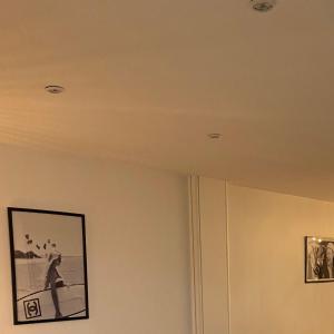 a ceiling in a room with a picture on it at Gîte Les pieds dans l eau à Fécamp avec pleine vue mer in Fécamp