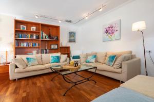 ein Wohnzimmer mit Sofa und Tisch in der Unterkunft Villa near Ibiza Town sleeps 8 in Can Furnet