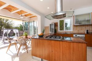 eine Küche mit Theke und Tisch mit Stühlen in der Unterkunft Villa near Ibiza Town sleeps 8 in Can Furnet