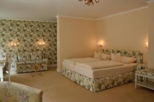 سرير أو أسرّة في غرفة في Christian Gartenhotel