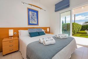 ein Schlafzimmer mit zwei Betten und einem großen Fenster in der Unterkunft Villa near Ibiza Town sleeps 8 in Can Furnet + 40 Fotos