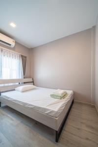 Postel nebo postele na pokoji v ubytování Long-term renting benefits Jomtien Beach The Venice Villa