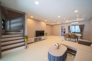 TV a/nebo společenská místnost v ubytování Long-term renting benefits Jomtien Beach The Venice Villa