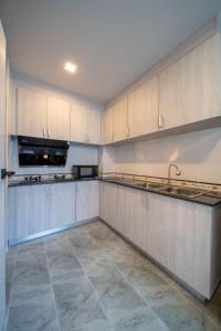 Kuchyň nebo kuchyňský kout v ubytování Long-term renting benefits Jomtien Beach The Venice Villa