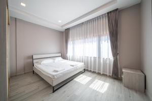 Postel nebo postele na pokoji v ubytování Long-term renting benefits Jomtien Beach The Venice Villa