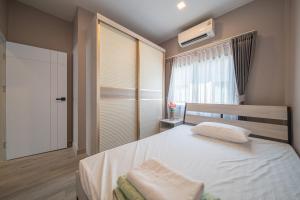 Postel nebo postele na pokoji v ubytování Long-term renting benefits Jomtien Beach The Venice Villa