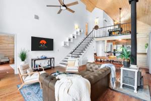 Χώρος καθιστικού στο Creekside Vista Escape - ALL