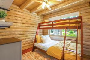 Ένα ή περισσότερα κρεβάτια σε δωμάτιο στο Creekside Vista Escape - ALL +48 φωτογραφίες