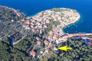 una vista aerea di un'isola con una freccia gialla di Il Mare - beach house a Blato Altre 34 foto