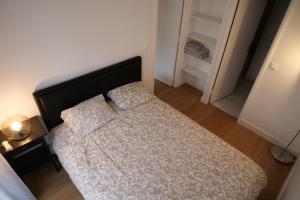 a small bedroom with a bed and a closet at Bel appartement T2 cosy in Colombes