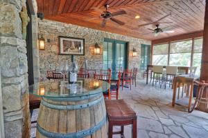 Restaurace v ubytování Fall Creek Vineyards Chardonnay Room
