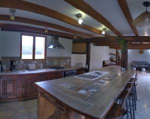Η κουζίνα ή μικρή κουζίνα στο Maison Normande La Bacane +31 φωτογραφίες