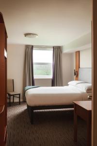 チェスターフィールドにあるThe Highwayman Hotelのベッドが2つと窓があるホテルの部屋