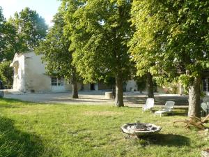 a yard with a bird bath in the grass at Chateau de la Vieille Chapelle in Lugon et l’Ile du Carney