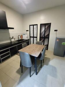 Nhà bếp/bếp nhỏ tại RINA HOMESTAY Kemaman