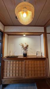 Zimmer mit einem Tisch und einer Vase aus Blumen in der Unterkunft 一棟貸切の和風プライベートヴィラ プール花火バーベキュー in Fukutsu
