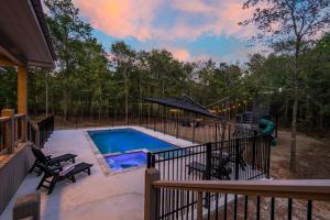 Bazén v ubytování Castle on Royal Creek nebo v jeho okolí