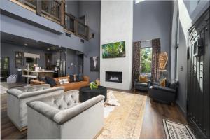 Posezení v ubytování Castle on Royal Creek + 145 fotografií