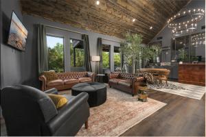 Posezení v ubytování Castle on Royal Creek