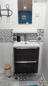 a bathroom with a sink and a mirror at Domaine de la Griffe-maison mitoyenne Cou in La Roche-sur-Foron