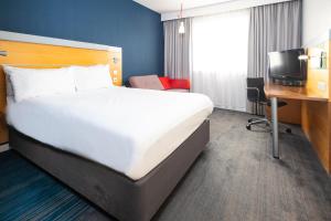 Ένα ή περισσότερα κρεβάτια σε δωμάτιο στο Holiday Inn Express Stevenage by IHG +35 φωτογραφίες