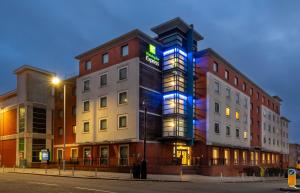 Un edificio con luces azules en el costado. en Holiday Inn Express Stevenage by IHG, en Stevenage