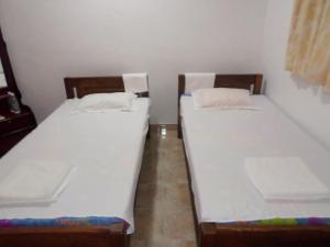 Postel nebo postele na pokoji v ubytování Mayura Rest Inn