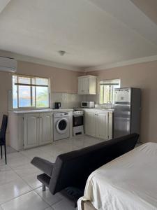 Kuchyň nebo kuchyňský kout v ubytování Green Flash Apartments