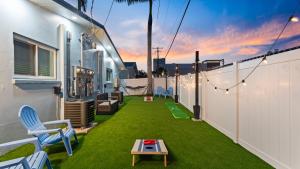 d'un balcon avec une cour verdoyante dotée de chaises et d'une table. dans l'établissement The Shark Tank Cocoa Beach - Coastal Modern, Downtown, 5-Min Walk to Beach, Shops & Bars, à Cocoa Beach 19 autres photos