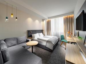 TV a/nebo společenská místnost v ubytování Clarion Hotel Vienna South