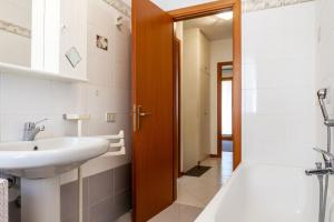 Et badeværelse på On the notes of the sea + 17 billeder