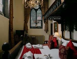 林肯The Old Palace Lodge的一间卧室，床上有一张带毛巾的床