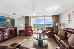 ein Wohnzimmer mit Sofa und Fernseher in der Unterkunft Yacht Club Villas 1-505 - Marina View in Myrtle Beach