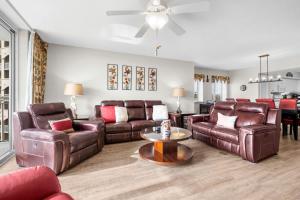 ein Wohnzimmer mit Ledermöbeln und einem Tisch in der Unterkunft Yacht Club Villas 1-505 - Marina View in Myrtle Beach + 52 Fotos