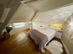 Ένα ή περισσότερα κρεβάτια σε δωμάτιο στο Au domaine des anges, 3 gîtes luxueux avec Jacuzzi privatif, sauna, mini-piscine, piscine extérieure chauffée en saison +38 φωτογραφίες