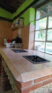 una stanza con un bancone e due finestre in una stanza di Finca 7 Reyes Casa con alberca a Villa del Carbón