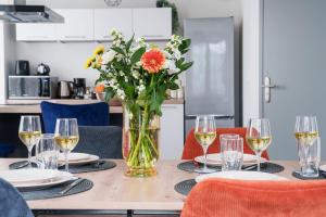 Kuchyň nebo kuchyňský kout v ubytování Le Grand Colbert - By PrestiPlace + 29 fotografií