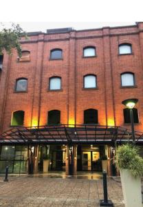 a large red brick building with a lot of windows at Exelente alojamiento in Buenos Aires
