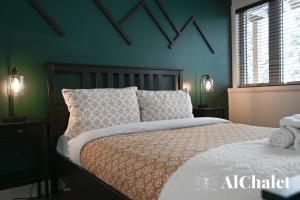 En eller flere senge i et værelse på Manwë - Evasion Panoramique - Spa & Jeux