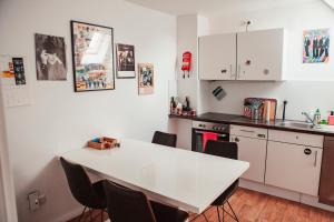 eine Küche mit einem weißen Tisch und Stühlen in der Unterkunft Ferienwohnung "Beatles" in Marklohe