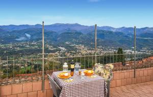 CardosoにあるCasa Vacanze Anitaの山頂のワインテーブル