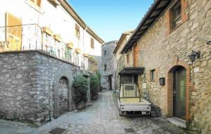 CardosoにあるCasa Vacanze Anitaの真ん中に停車する石路