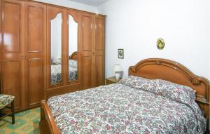 CardosoにあるCasa Vacanze Anitaのベッドと木製のキャビネットのある寝室