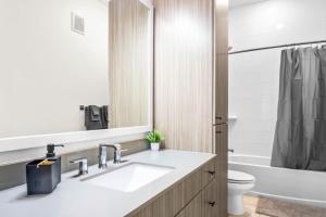 Φωτογραφία από το άλμπουμ του Luxurious New Unit 1Bd1Ba Pool Golf Sim στο Ώστιν