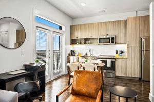 Φωτογραφία από το άλμπουμ του Luxurious New Unit 1Bd1Ba Pool Golf Sim στο Ώστιν