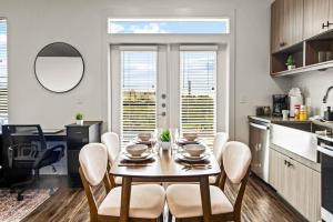 Φωτογραφία από το άλμπουμ του Luxurious New Unit 1Bd1Ba Pool Golf Sim στο Ώστιν