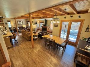 Un comedor y una sala de estar con mesa y sillas. en 18 Deer Lane - Meredith Lodging, en Sunriver