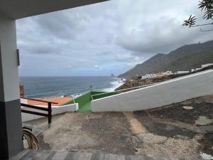 a view of the ocean from a building at Casa Lucas tres in Almáciga